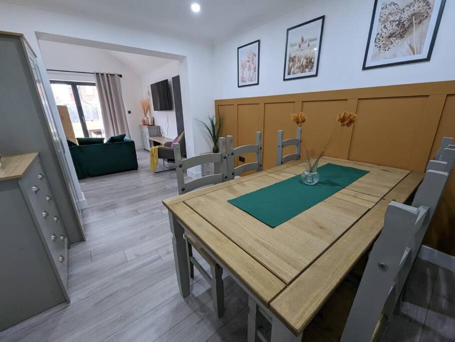 7 Guests - 4 Bedroom - Free Wi-Fi - Kettering Dış mekan fotoğraf